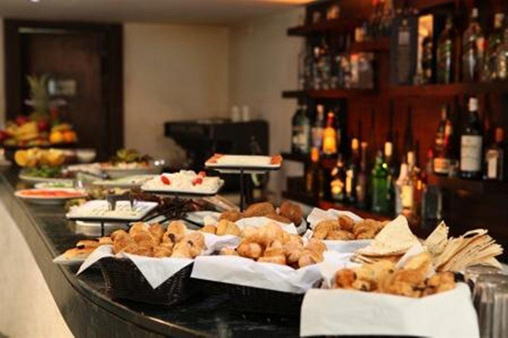 Queens Land Hotel Джуния Экстерьер фото