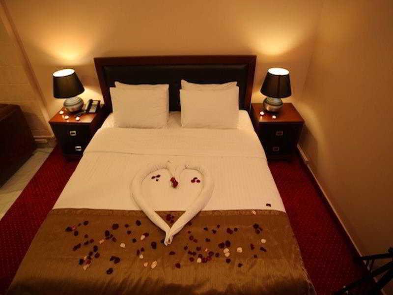 Queens Land Hotel Джуния Экстерьер фото