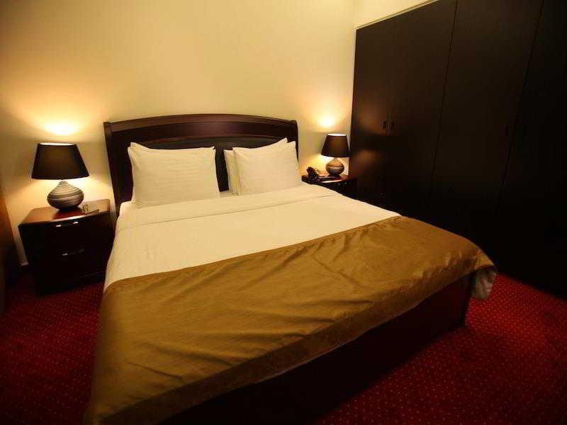 Queens Land Hotel Джуния Экстерьер фото
