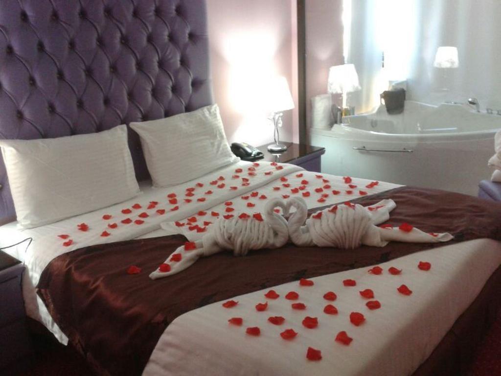 Queens Land Hotel Джуния Экстерьер фото