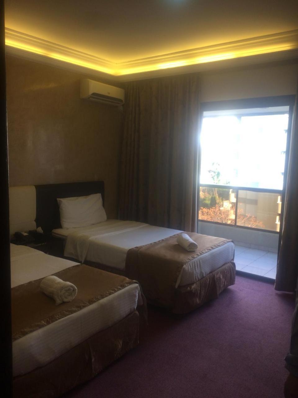 Queens Land Hotel Джуния Экстерьер фото